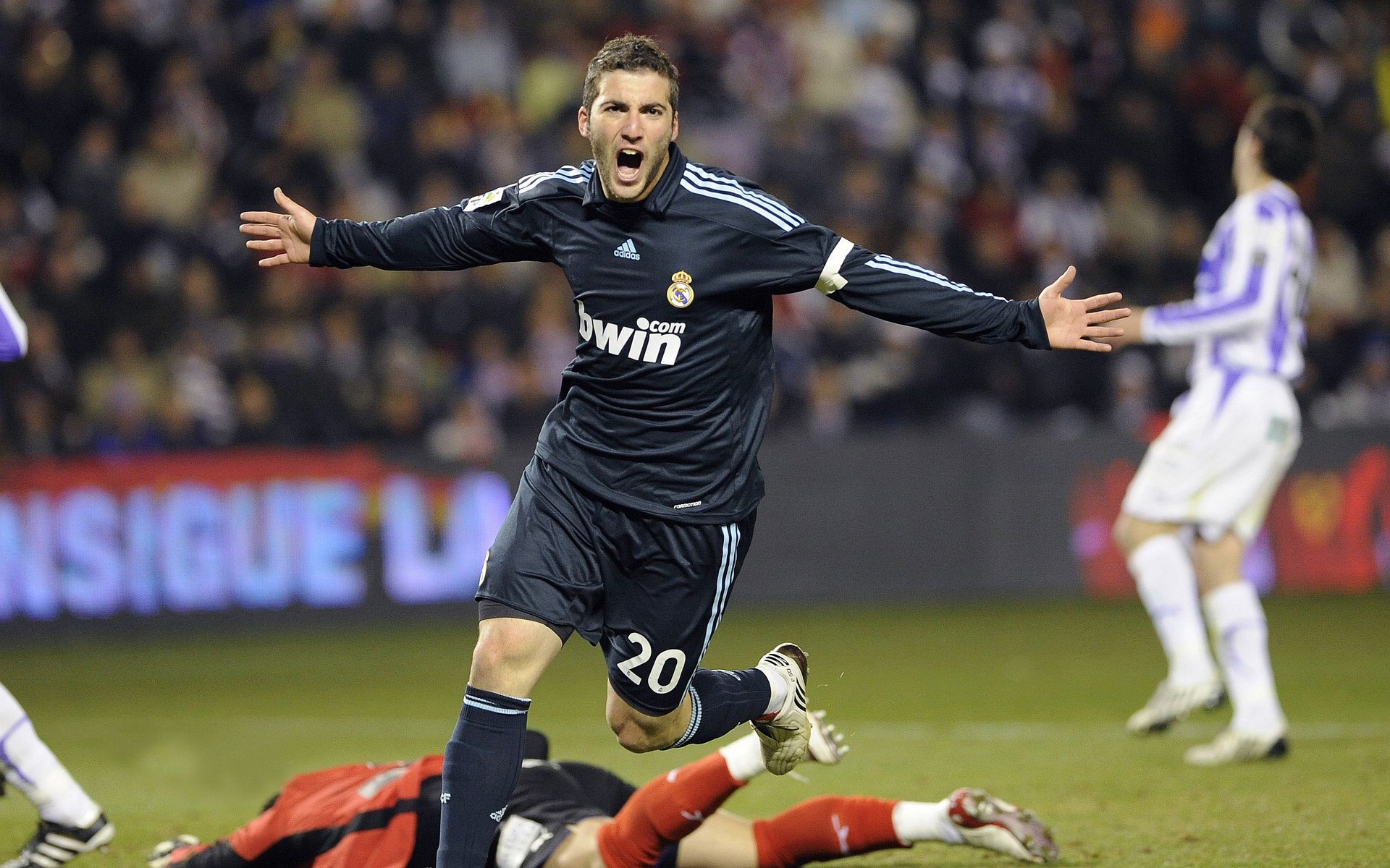 F1新赛季揭幕战之夜，英格拉姆末节接管比赛，速度与意志的双重交响