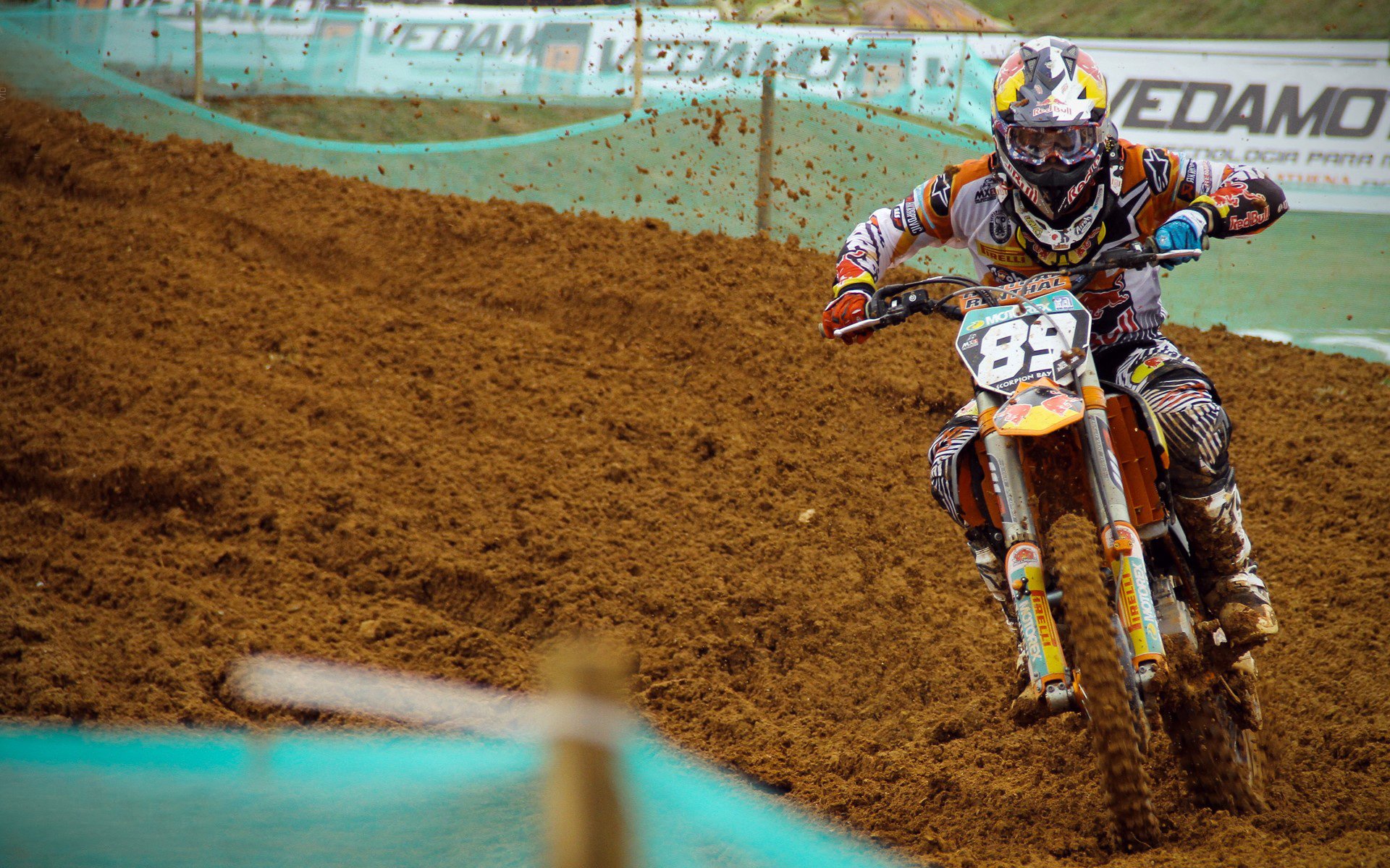 F1街道赛之夜，引擎轰鸣中，加克波如何用足球智慧制胜进站